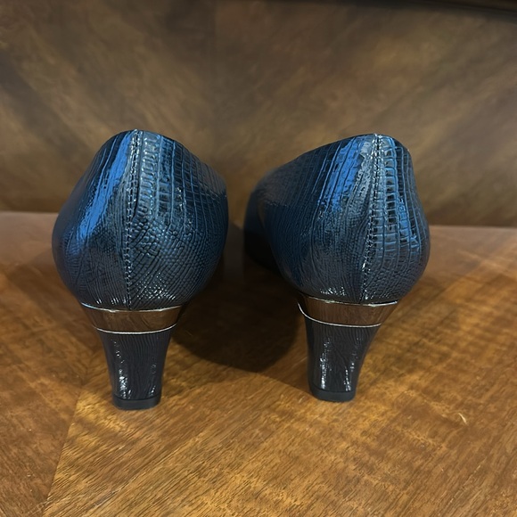 J.Reneé EUC Navy Mary Square-toe Gold accent Lizard Pumps 7M - Picture 5 of 9